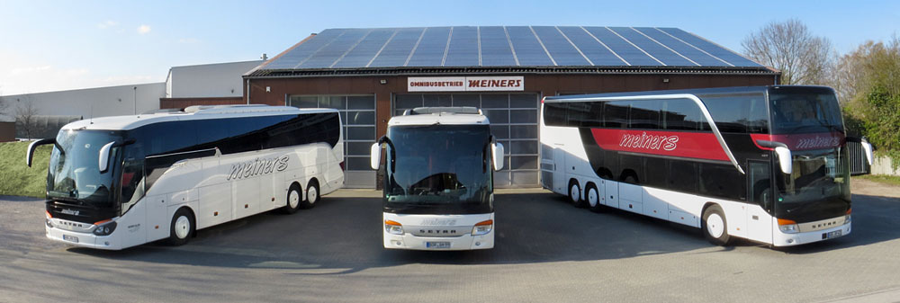 Drei Busse vor der Fahrzeughalle der Firma Meiners-Auling Omnibus